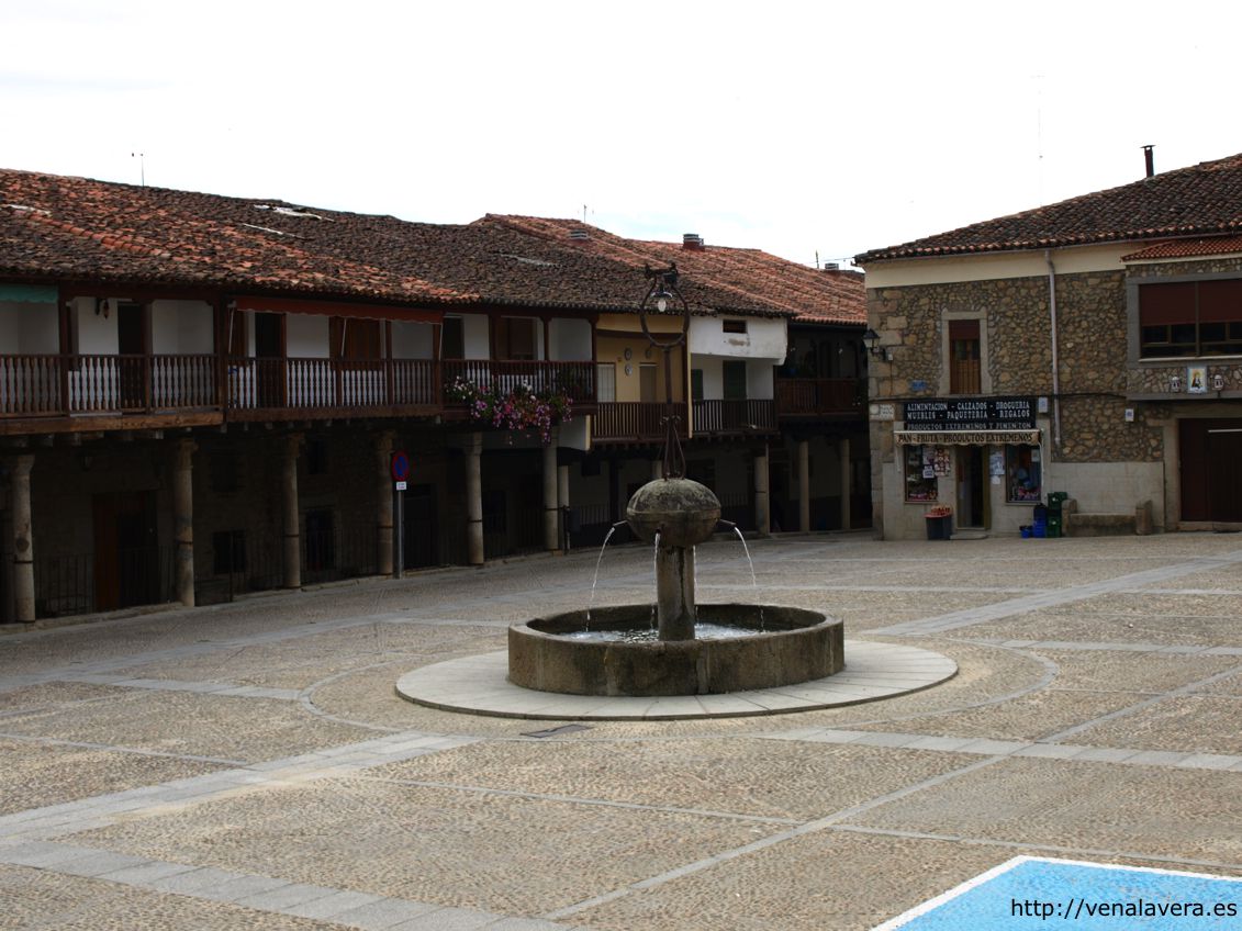 Plaza-del-pueblo-de-Cuacos-de-Yuste.jpg